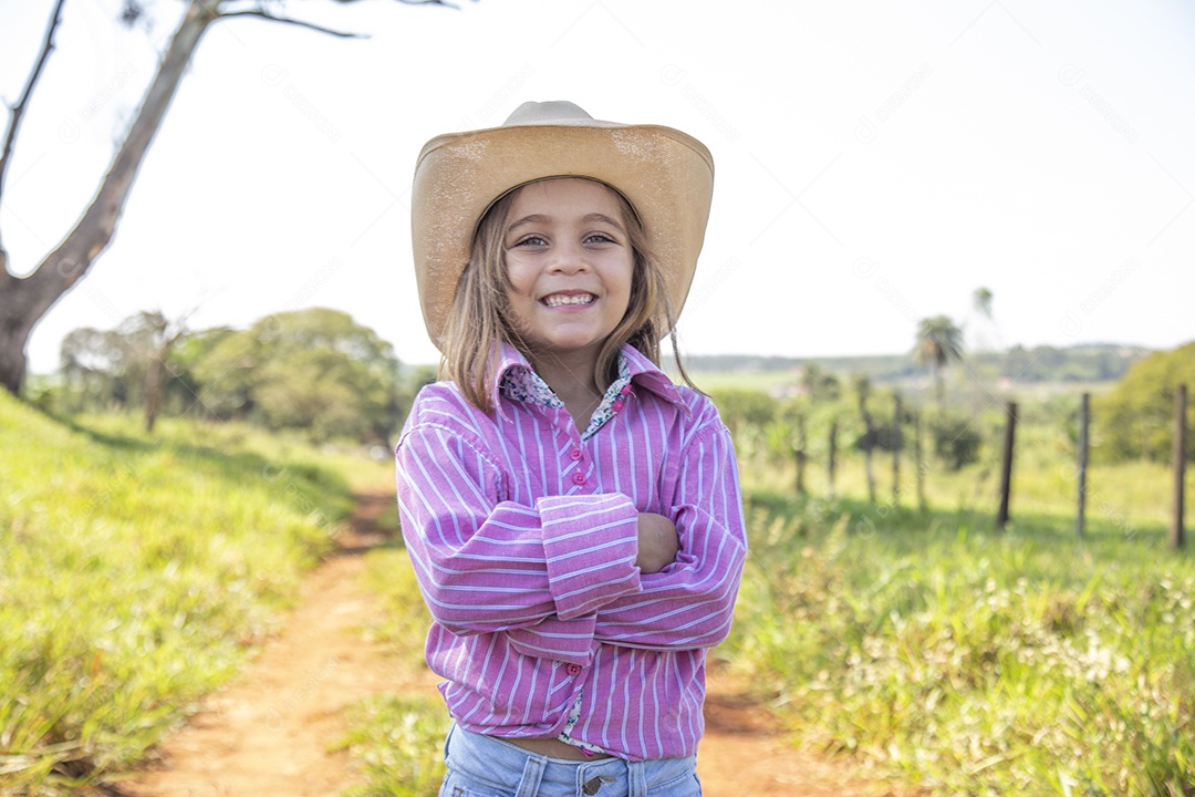 Linda menina jovem sobre fazenda