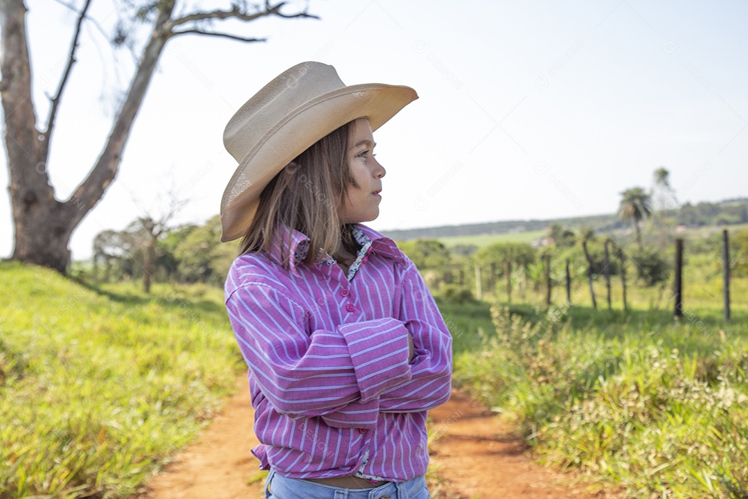 Linda menina jovem sobre fazenda