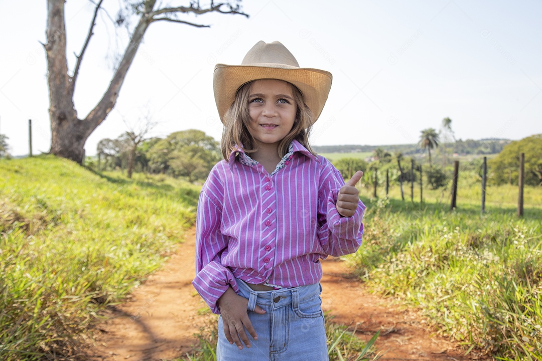 Linda menina jovem sobre fazenda