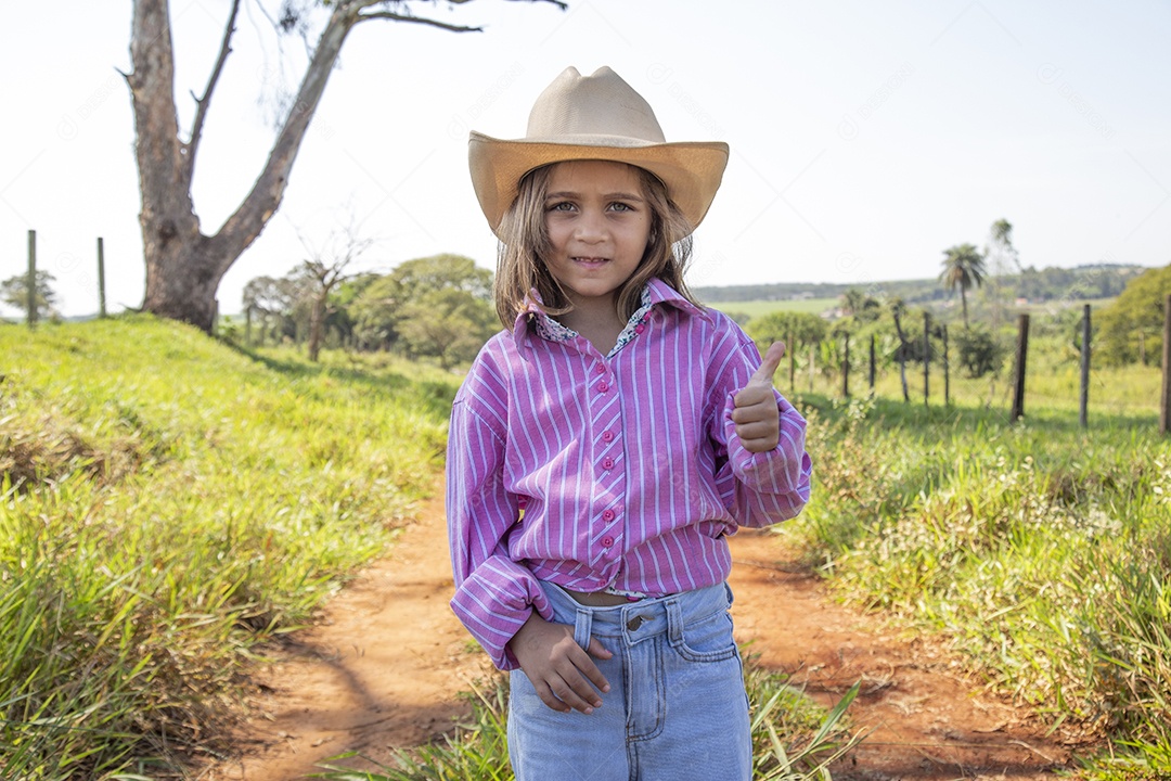 Linda menina jovem sobre fazenda