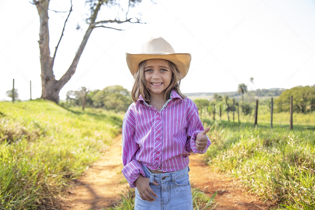 Linda menina jovem sobre fazenda