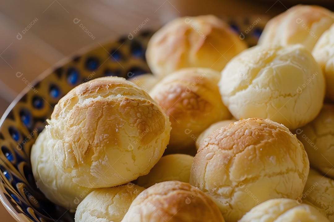 Pães de queijo fresco em uma bandeija