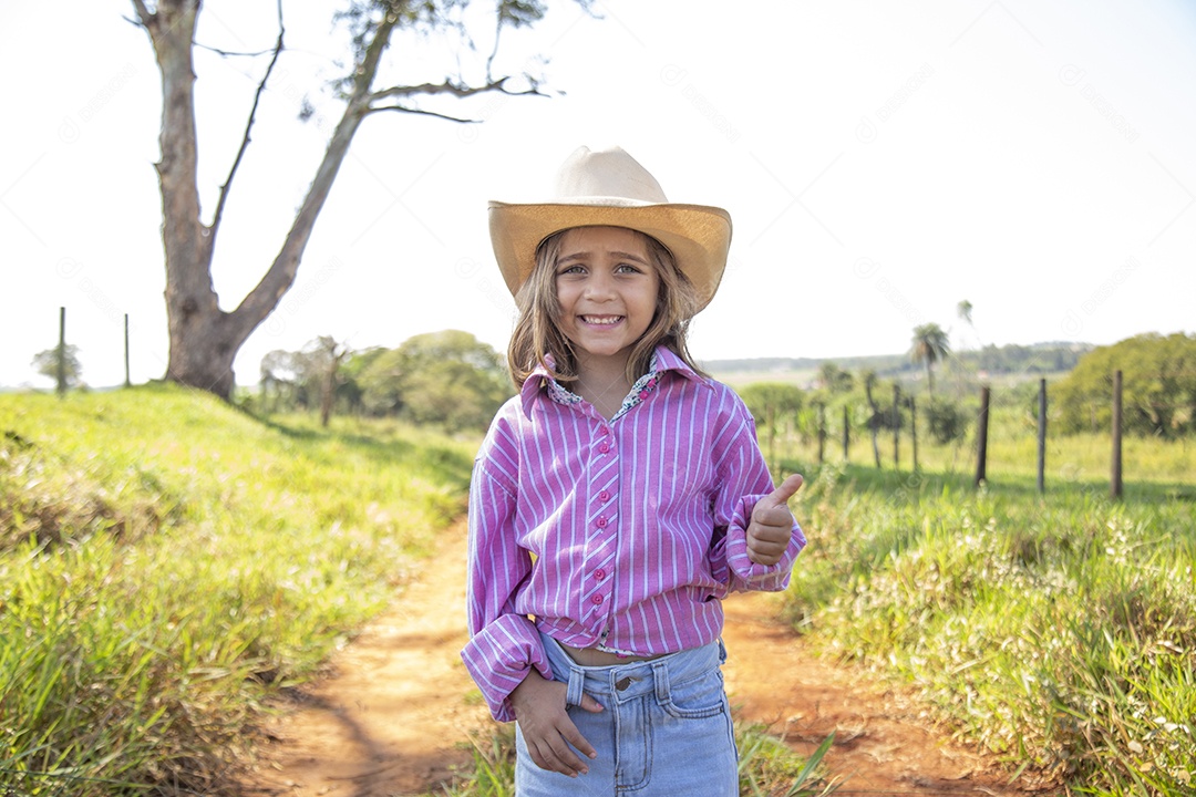 Linda menina jovem sobre fazenda