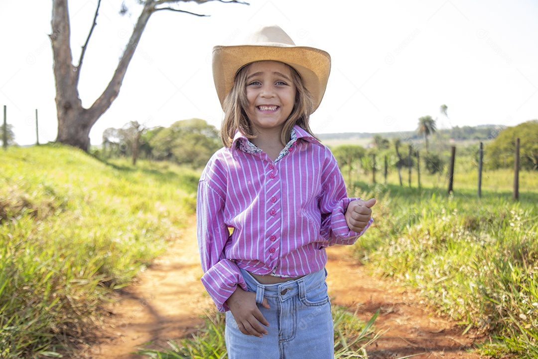 Linda menina jovem sobre fazenda