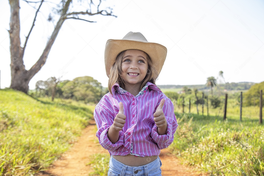 Linda menina jovem sobre fazenda