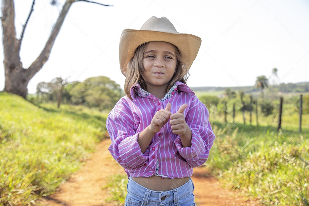 Linda menina jovem sobre fazenda
