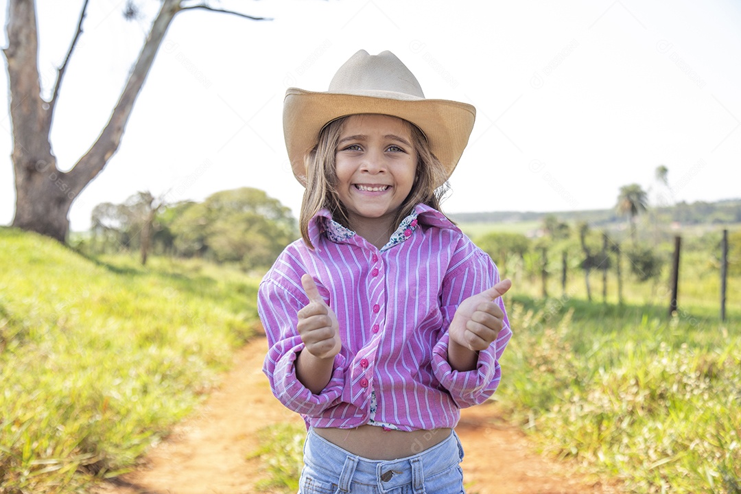 Linda menina jovem sobre fazenda