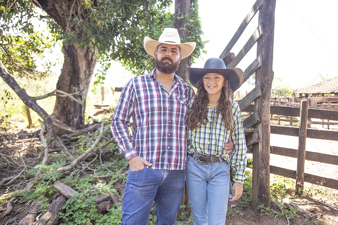 Pai fazendeiro ao lado de sua filha sobre fazenda