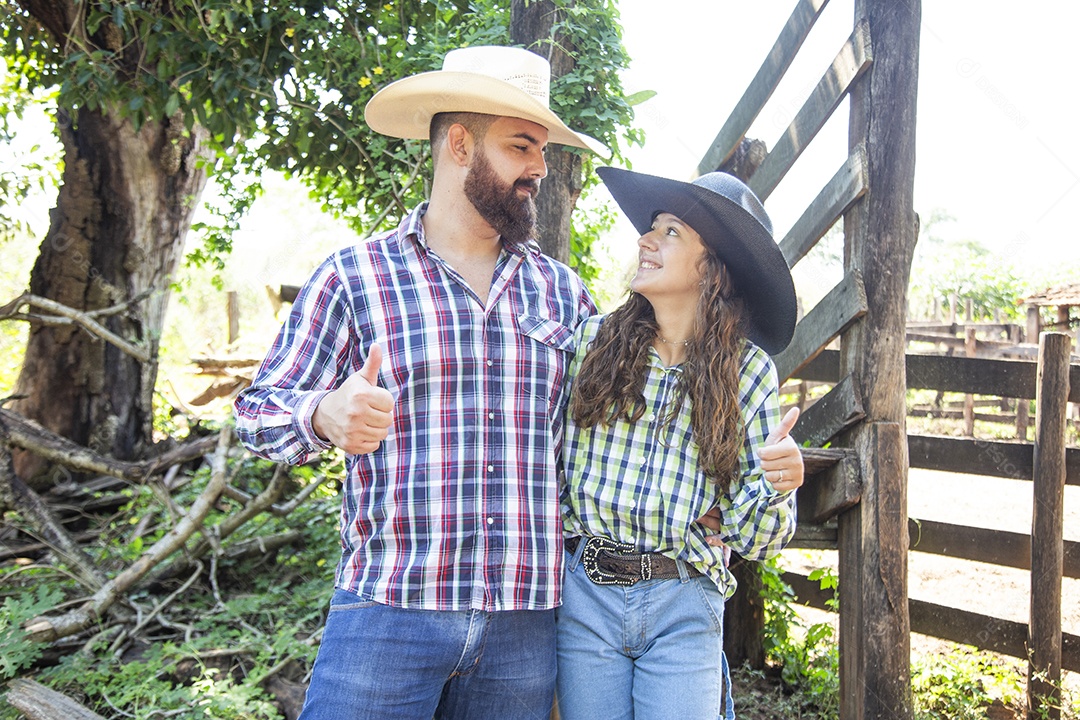 Pai fazendeiro ao lado de sua filha sobre fazenda