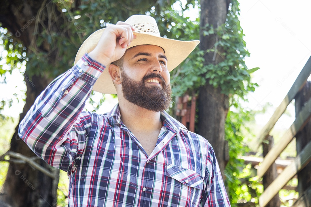 Homem jovem fazendeiro sobre fazenda