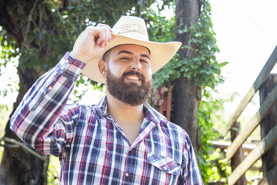 Homem jovem fazendeiro sobre fazenda