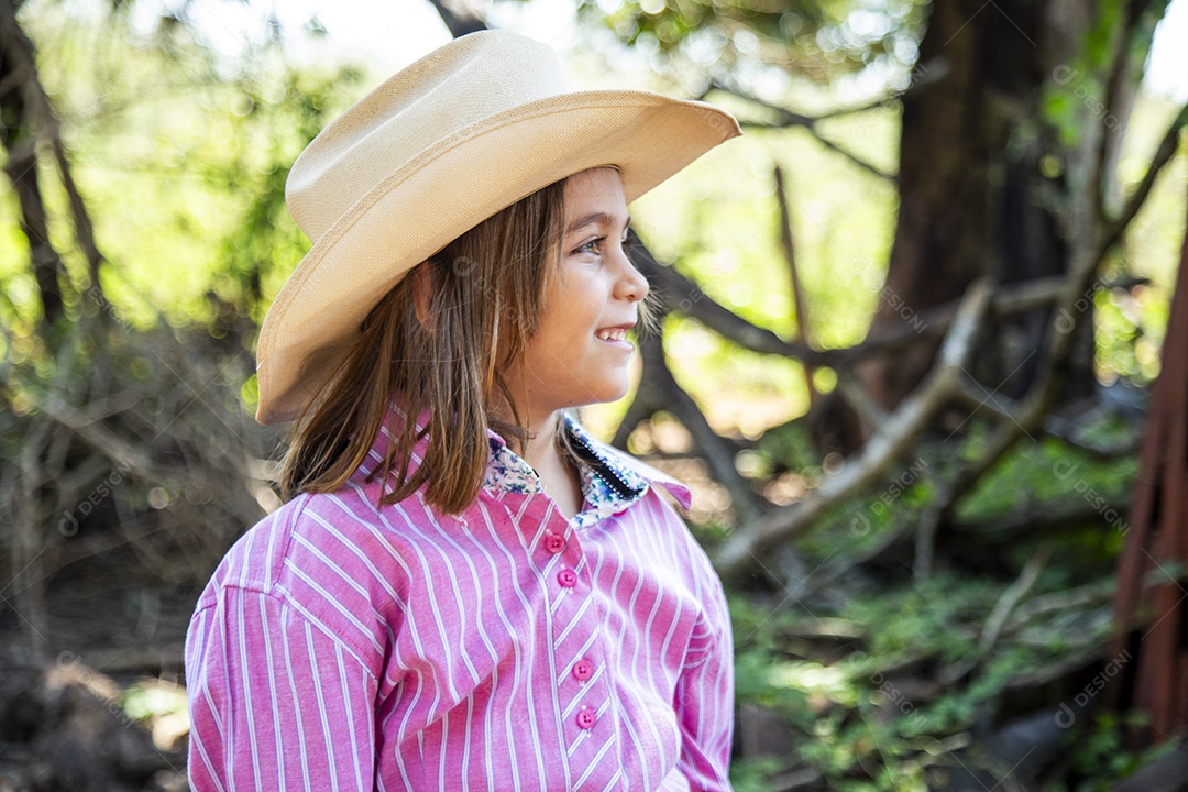 Linda menina jovem sobre fazenda
