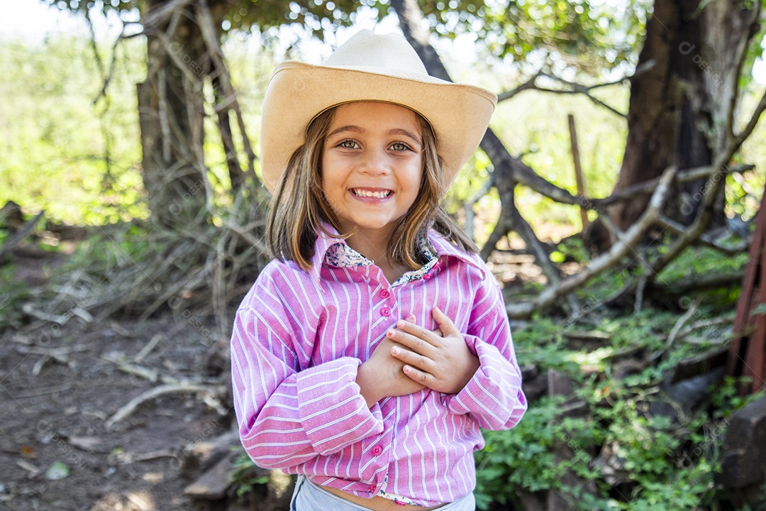 Linda menina jovem sobre fazenda