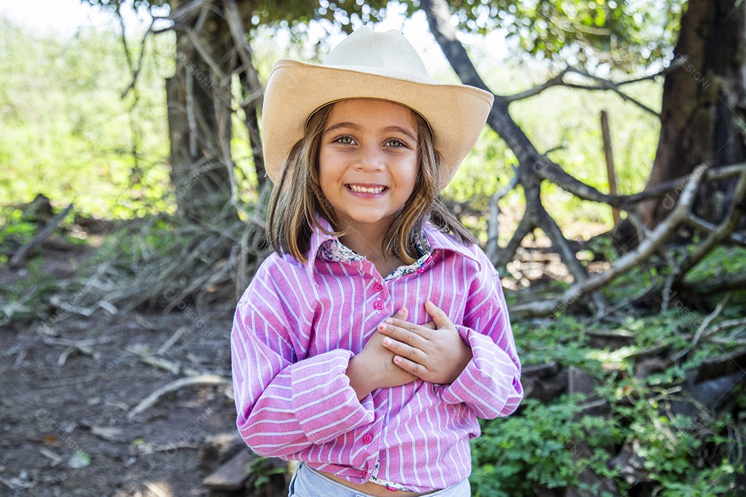 Linda menina jovem sobre fazenda