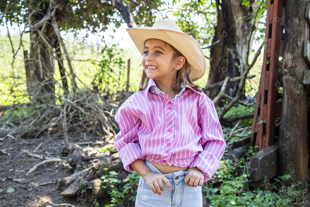Linda menina jovem sobre fazenda