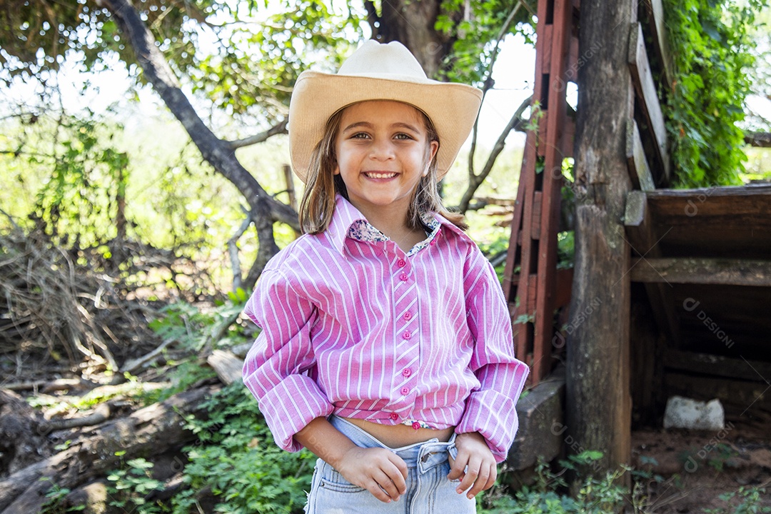 Linda menina jovem sobre fazenda