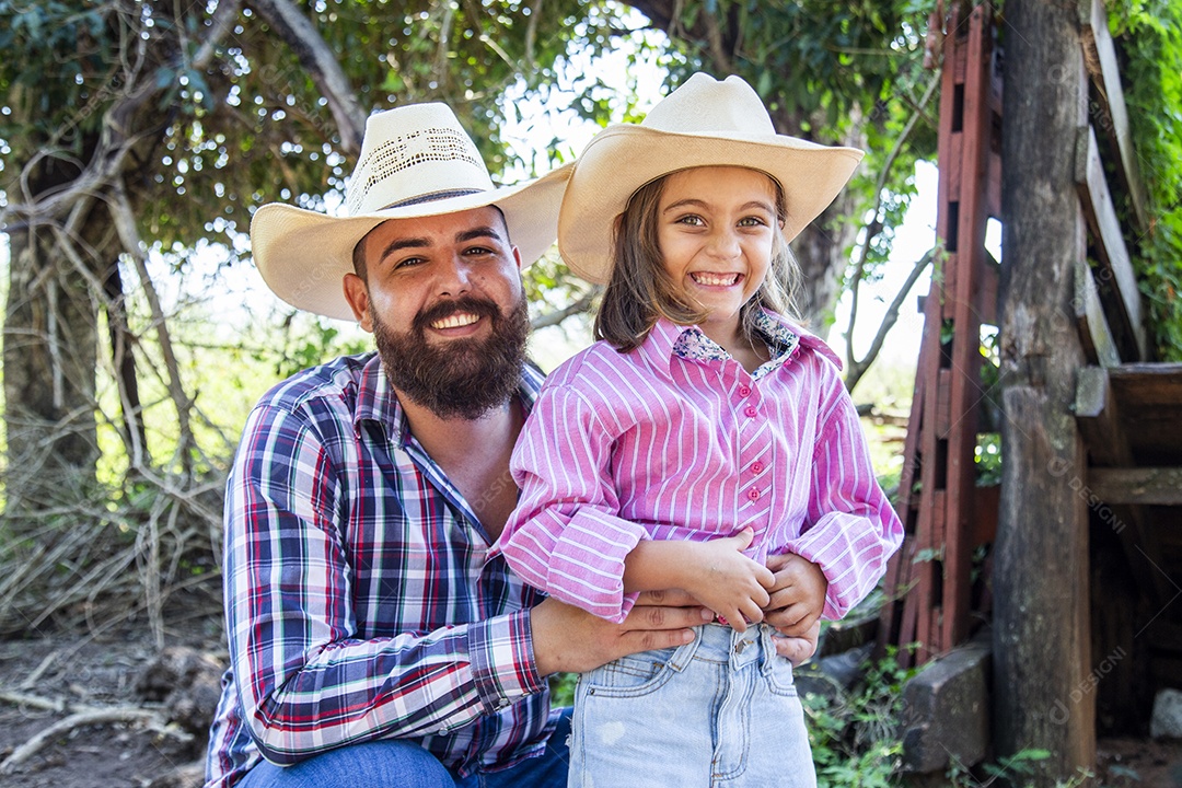 Pai fazendeiro ao lado de sua filha sobre fazenda