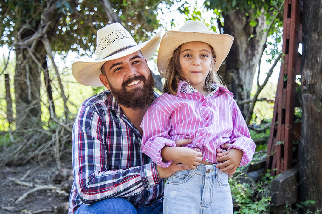 Pai fazendeiro ao lado de sua filha sobre fazenda