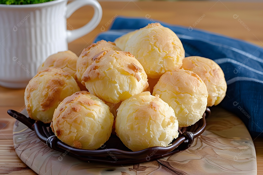 Pães de queijo fresco em uma bandeija
