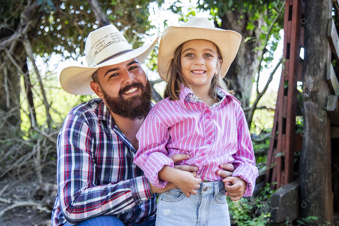 Pai fazendeiro ao lado de sua filha sobre fazenda