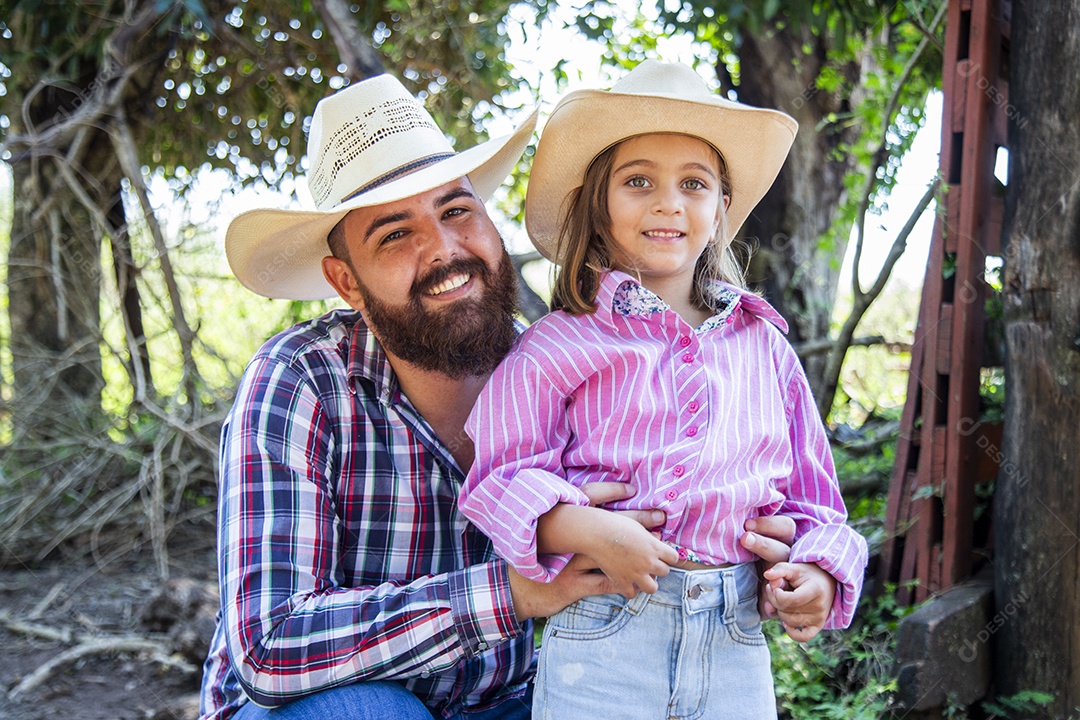Pai fazendeiro ao lado de sua filha sobre fazenda