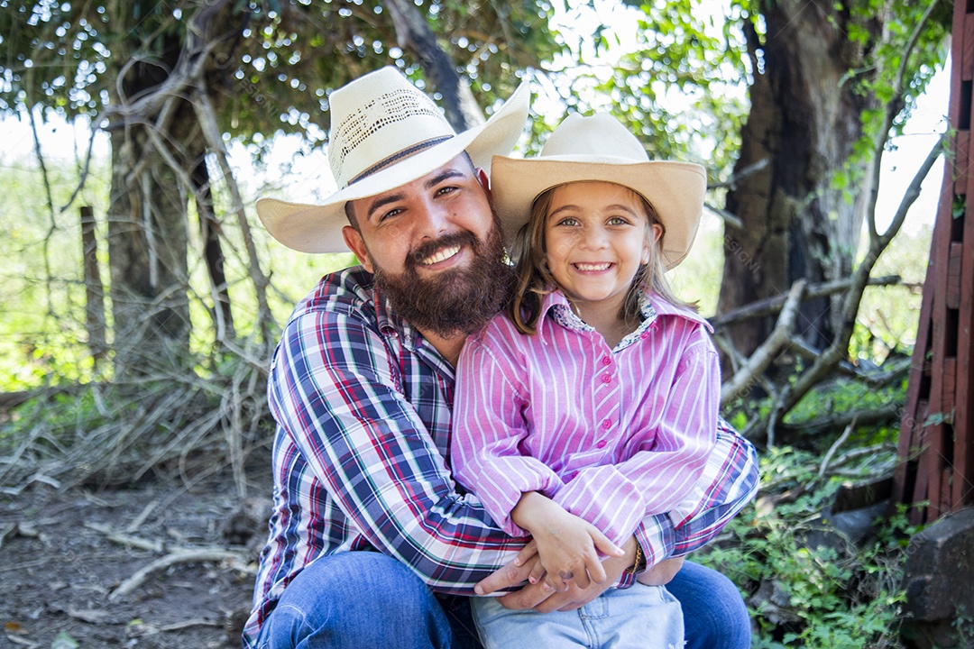 Pai fazendeiro ao lado de sua filha sobre fazenda