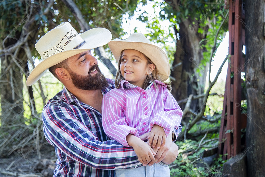 Pai fazendeiro ao lado de sua filha sobre fazenda