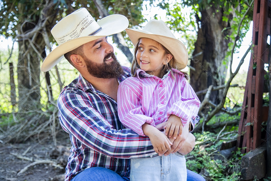 Pai fazendeiro ao lado de sua filha sobre fazenda