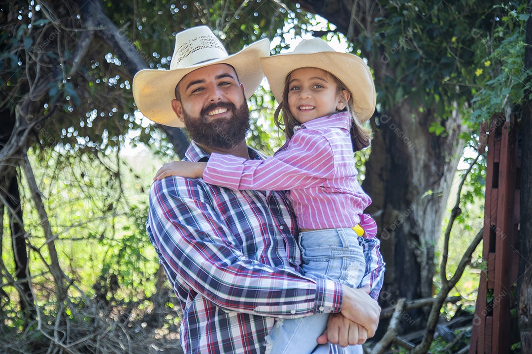 Pai fazendeiro ao lado de sua filha sobre fazenda
