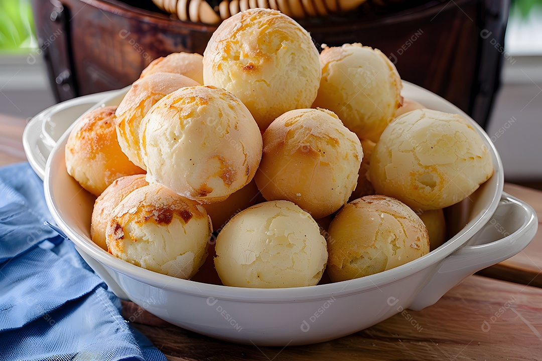 Pães de queijo fresco em uma bandeija