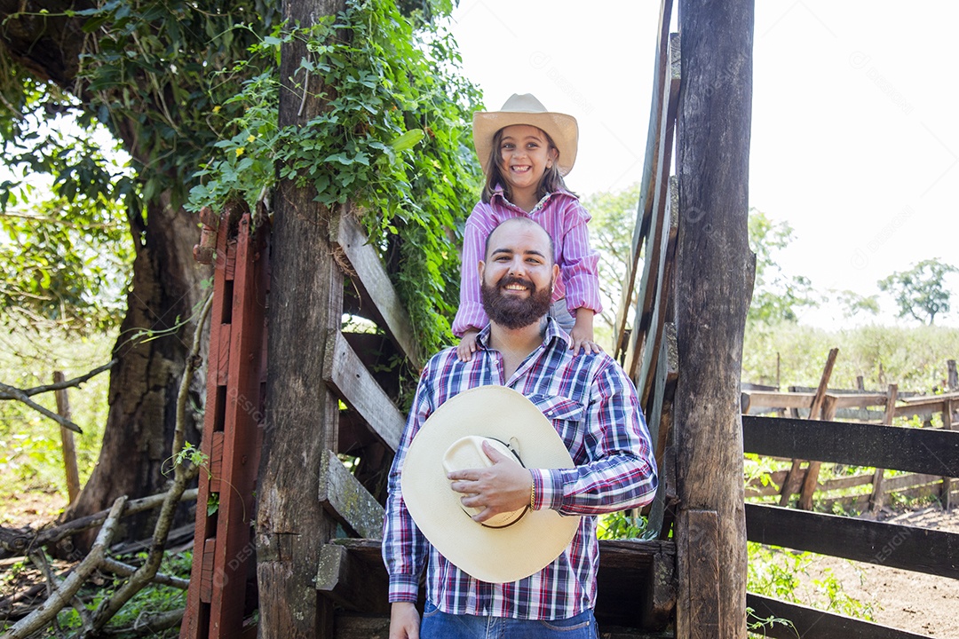 Pai fazendeiro ao lado de sua filha sobre fazenda