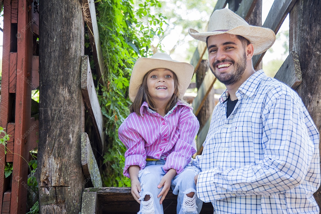 Pai fazendeiro ao lado de sua filha sobre fazenda
