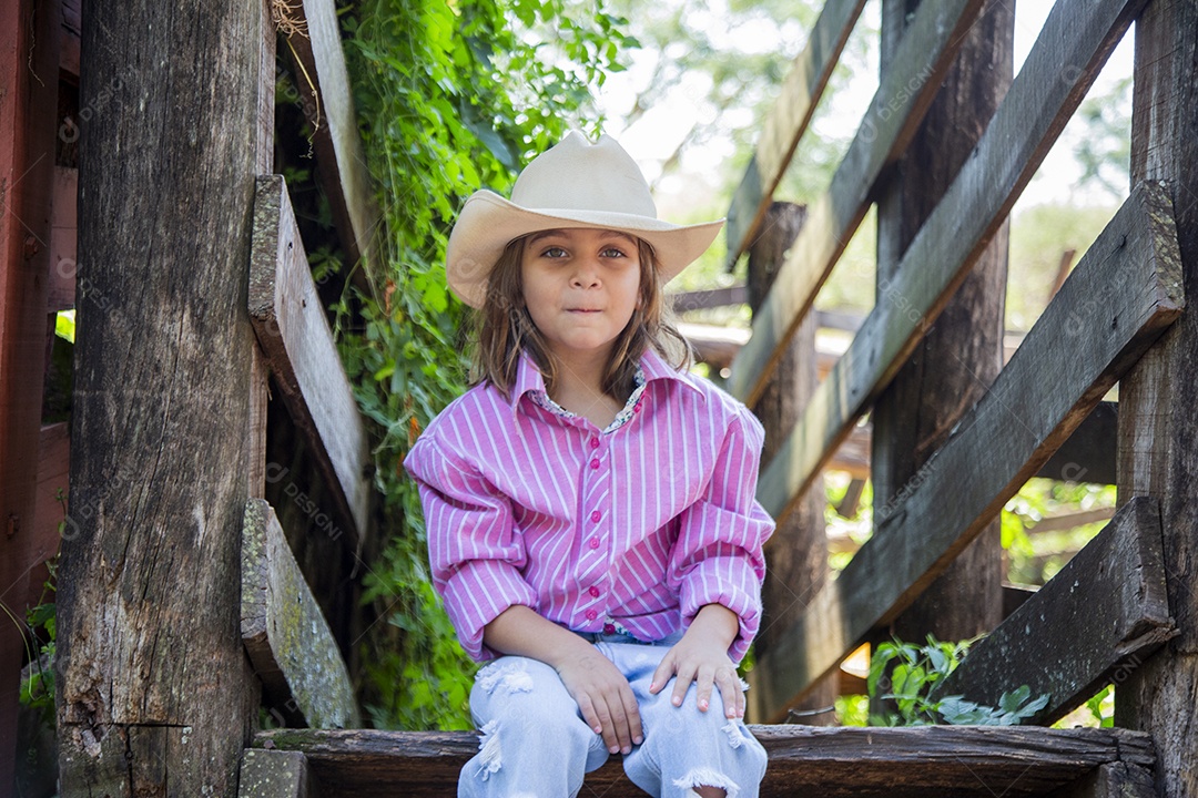 Linda menina jovem sobre fazenda