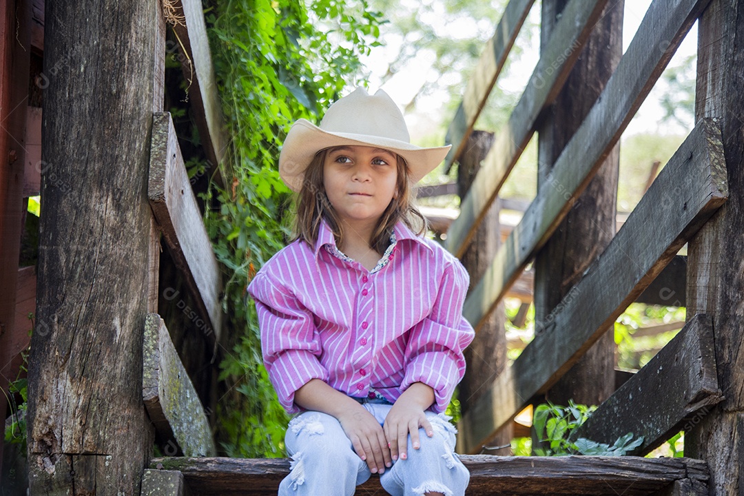 Linda menina jovem sobre fazenda