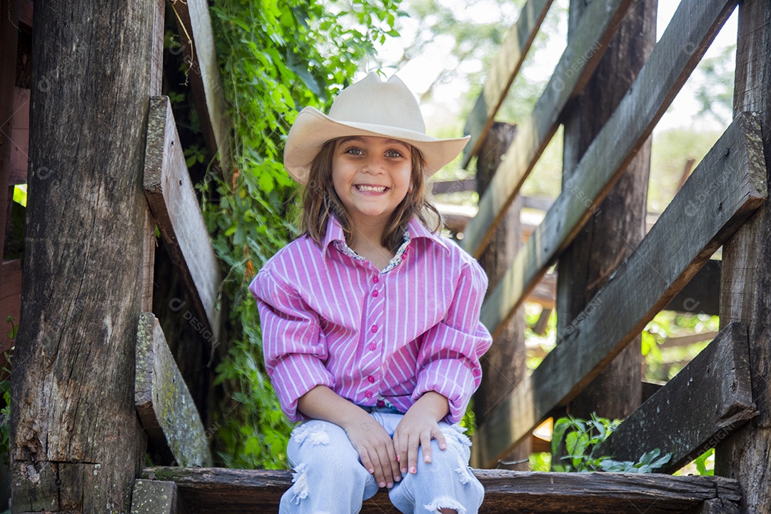 Linda menina jovem sobre fazenda