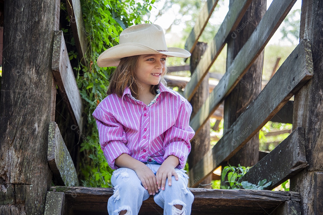 Linda menina jovem sobre fazenda