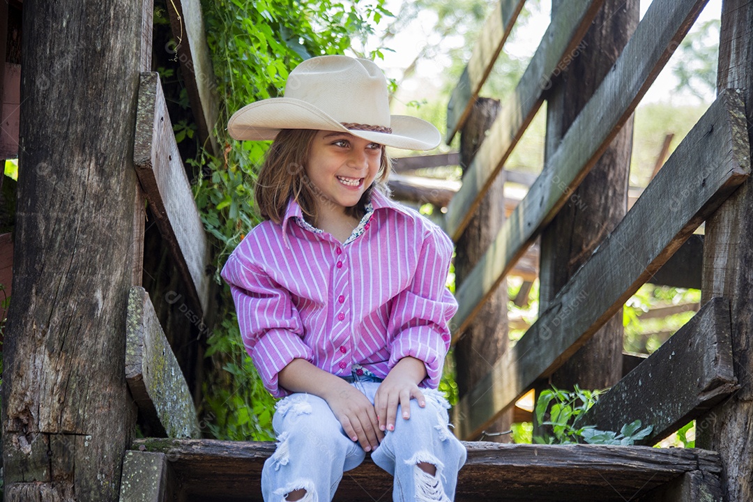 Linda menina jovem sobre fazenda