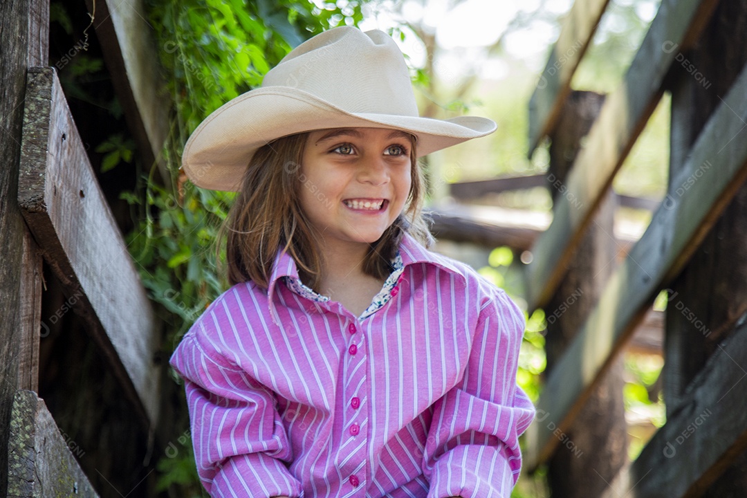 Linda menina jovem sobre fazenda