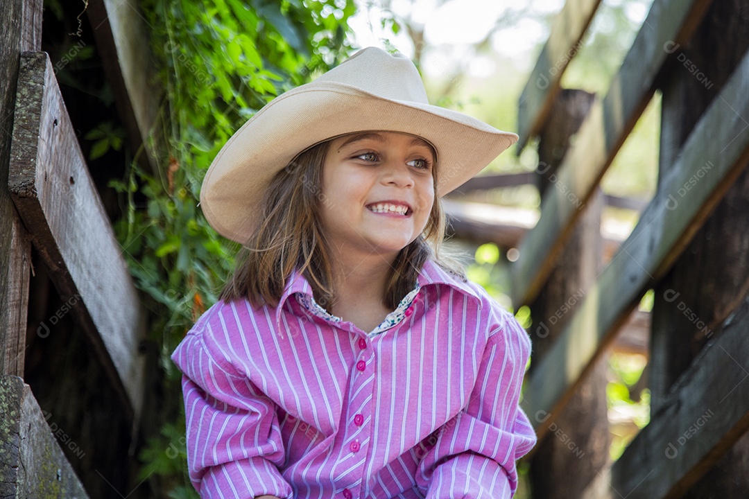 Linda menina jovem sobre fazenda