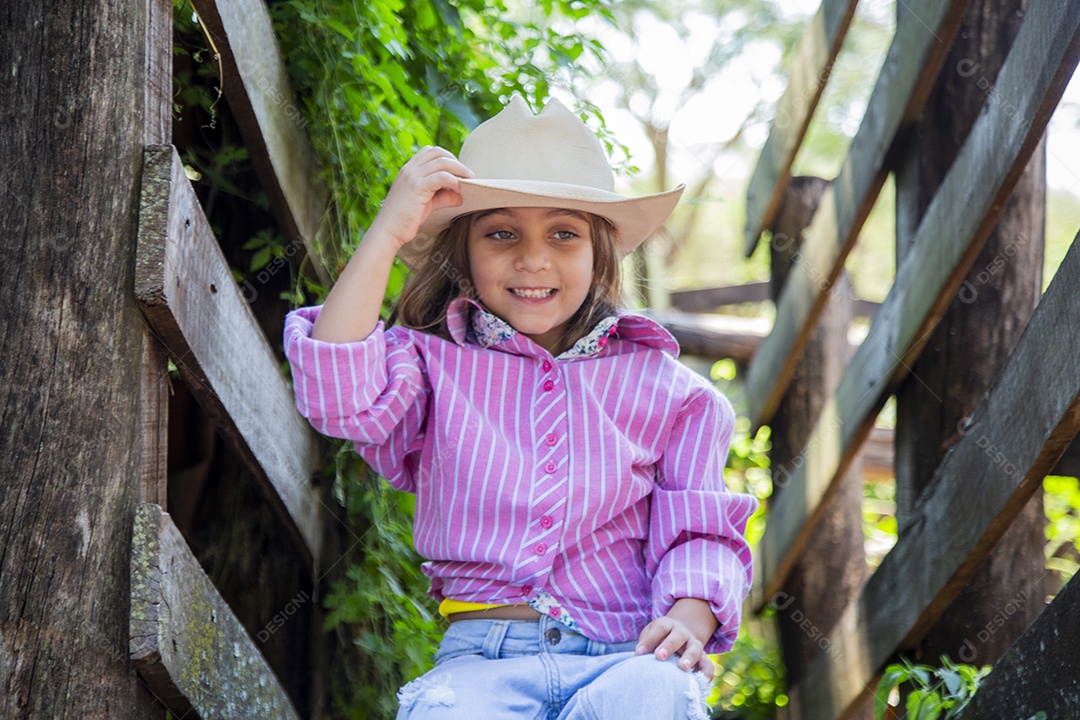 Linda menina jovem sobre fazenda