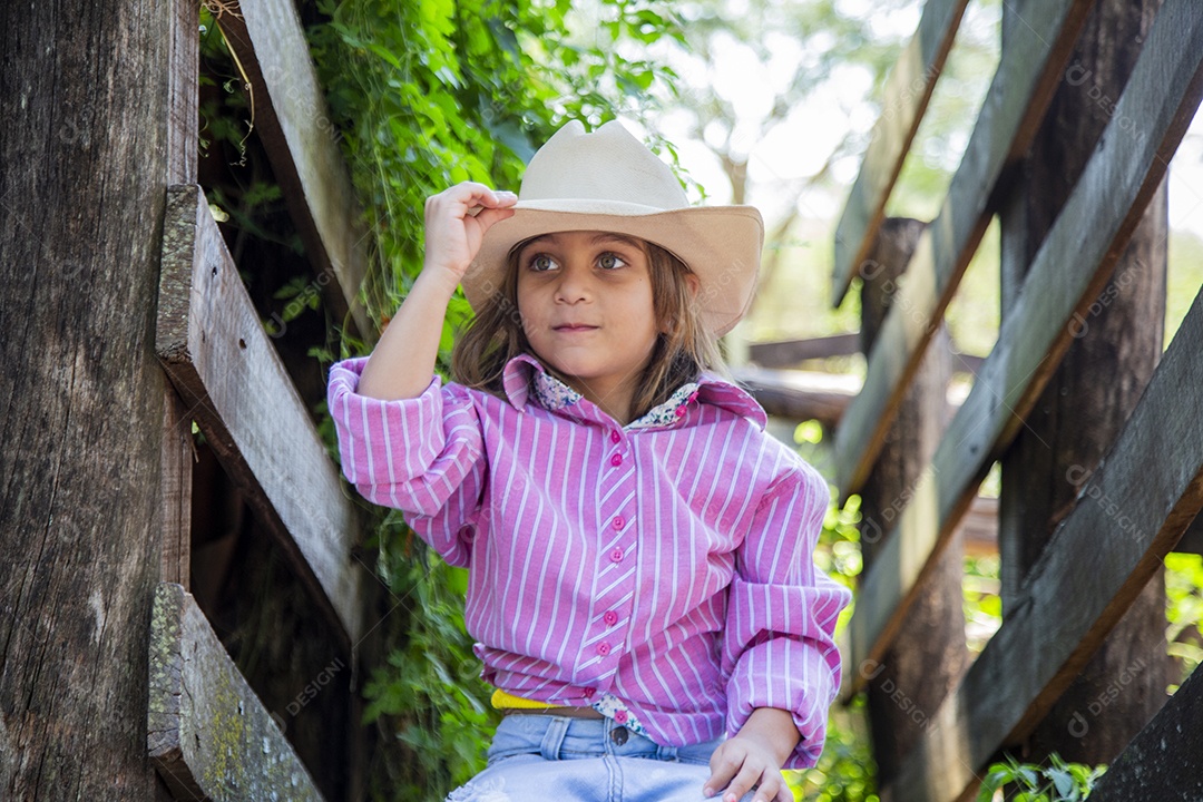 Linda menina jovem sobre fazenda