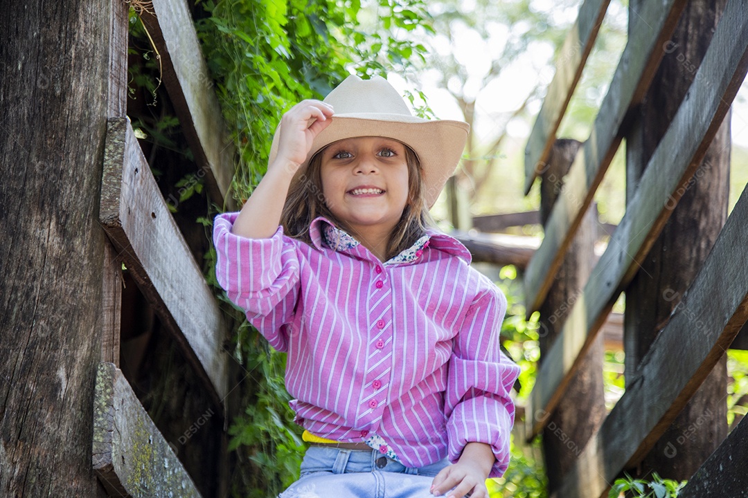 Linda menina jovem sobre fazenda