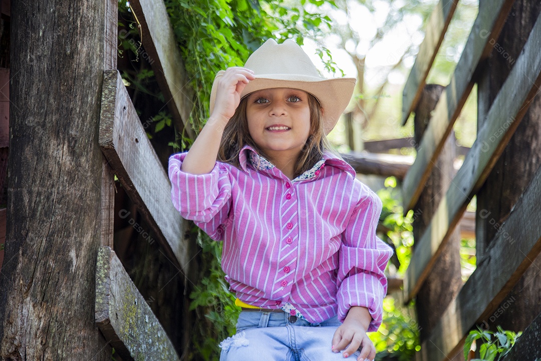 Linda menina jovem sobre fazenda
