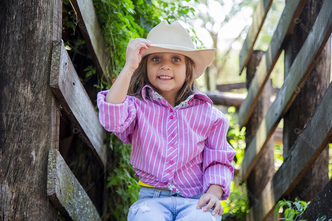 Linda menina jovem sobre fazenda
