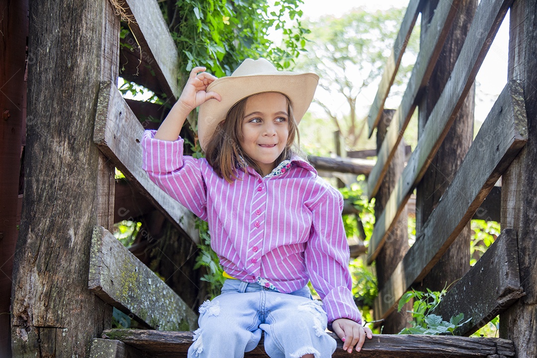 Linda menina jovem sobre fazenda