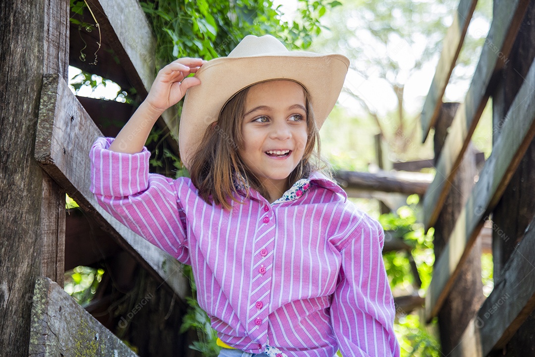 Linda menina jovem sobre fazenda