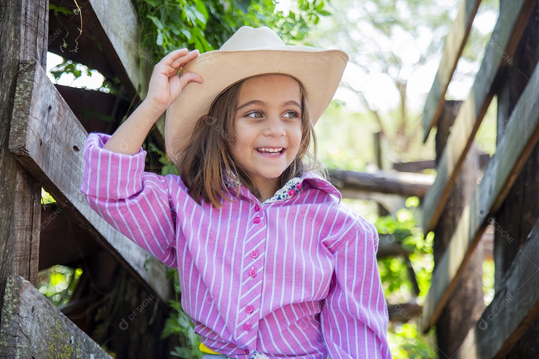 Linda menina jovem sobre fazenda