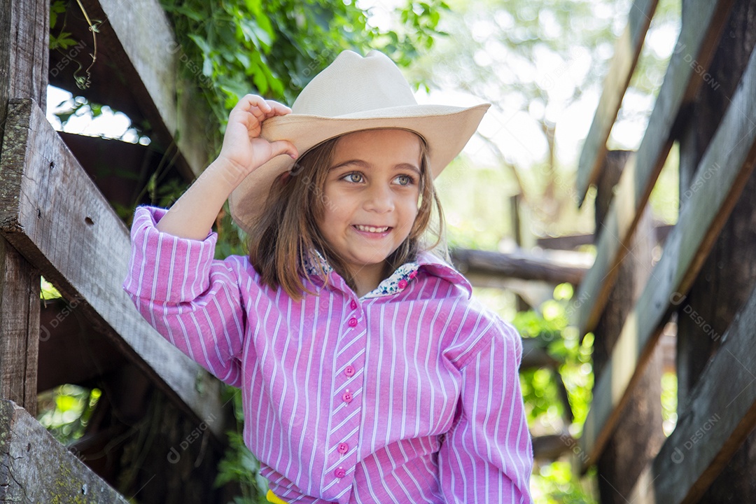 Linda menina jovem sobre fazenda