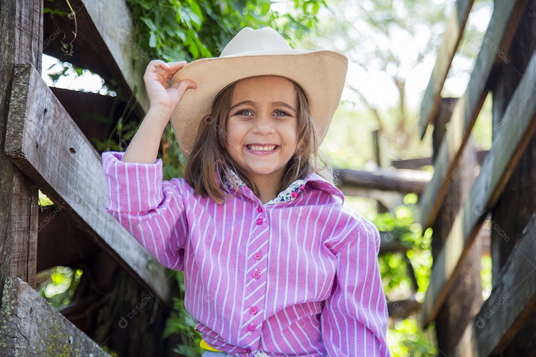 Linda menina jovem sobre fazenda