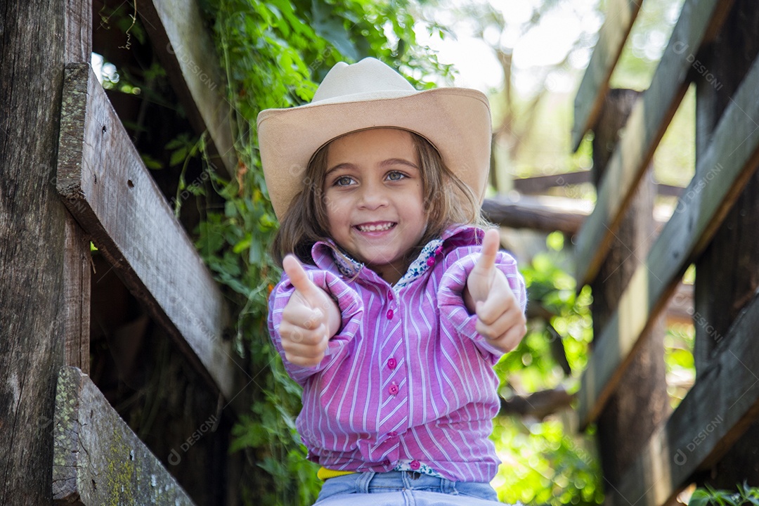 Linda menina jovem sobre fazenda